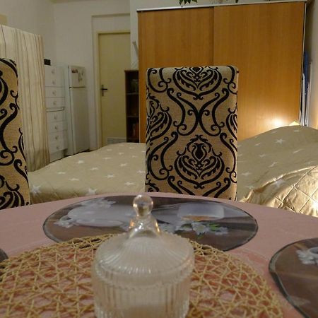 Cozy Modest Room For 2 Or 3 Persons Prague Luaran gambar