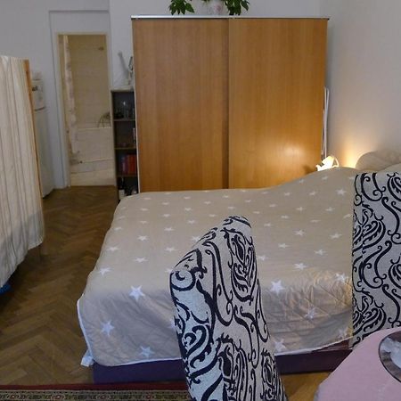 Cozy Modest Room For 2 Or 3 Persons Prague Luaran gambar