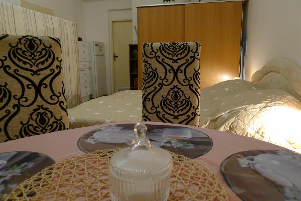 Cozy Modest Room For 2 Or 3 Persons Prague Luaran gambar