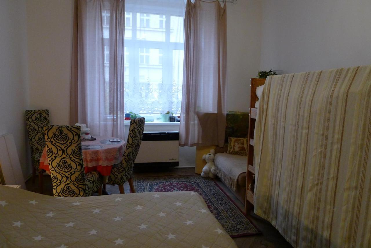Cozy Modest Room For 2 Or 3 Persons Prague Luaran gambar